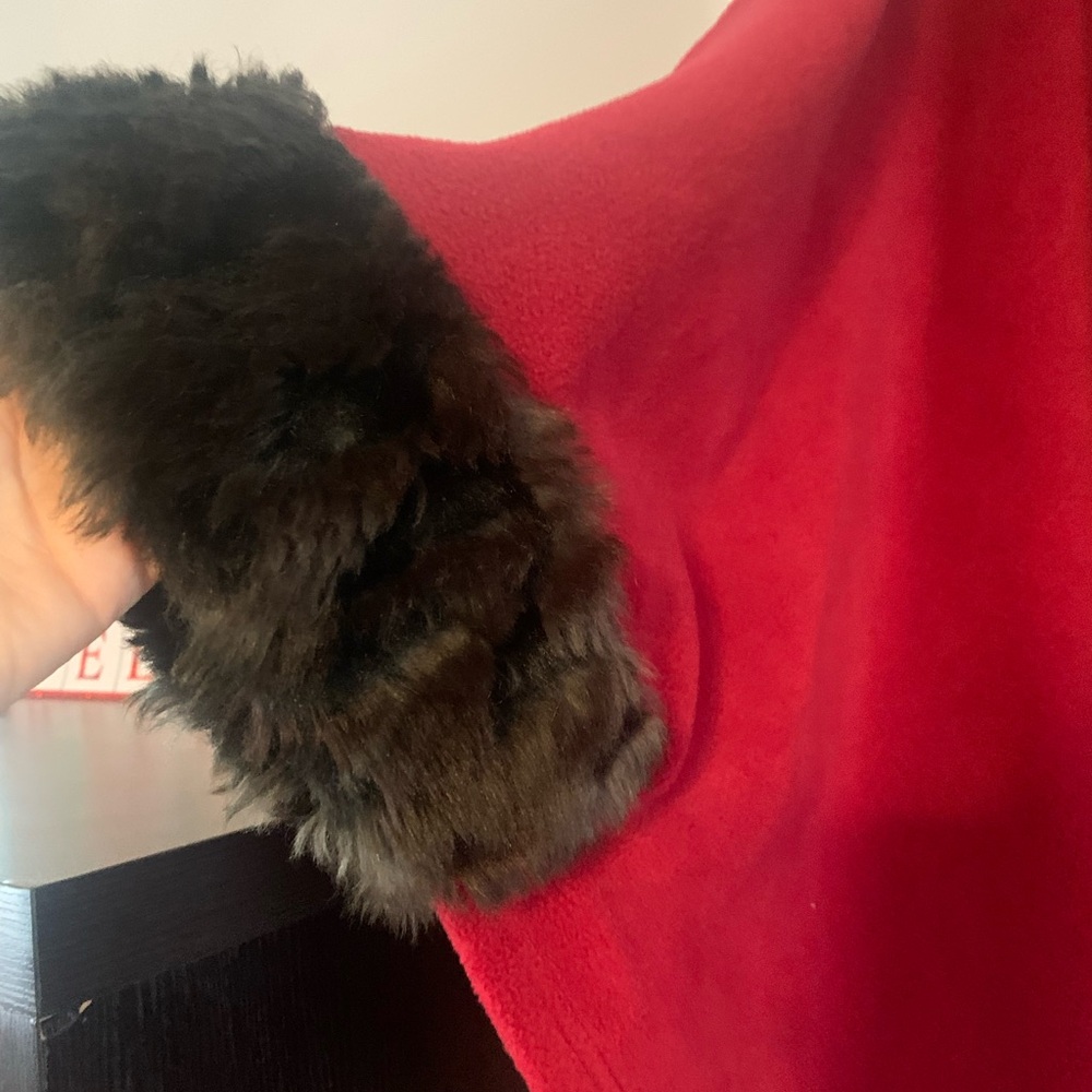 Parkhurst Red Cape with Black Faux Fur Accent One Size - Picture 4 of 7